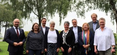 Anita Kappe, Kirsten Falbrede, Doris Thamm, Olaf Schulte, Margit Hildebrandt and Elke Ossenbrink were honoured for their 25 and 40 years of loyalty to the City of Beckum by Mayor Michael Gerdhenrich (left), Head of the Department of Internal Administration Arnulf-Alexander Sonnenburg (3rd from left) and Staff Council Chairman Heiner Ahlmer (2nd from right).