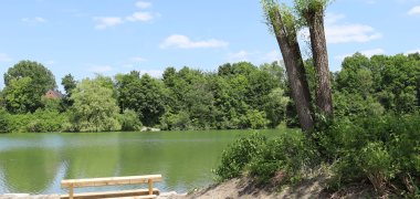 Benches invite you to relax on the banks.