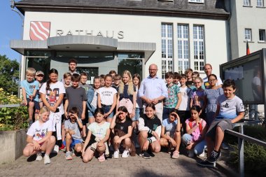 Group picture in front of the town hall