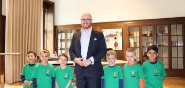 Mayor Michael Gerdhenrich welcomes the kindergarten group in his office.