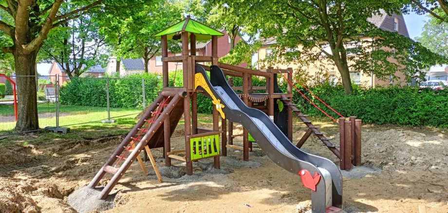 Combination play equipment