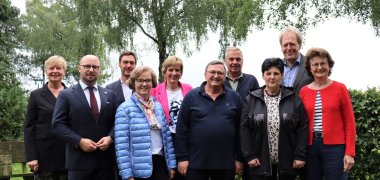 Ceremonial retirement: Mayor Michael Gerdhenrich (2nd from left), Head of the Department of Internal Administration Arnulf-Alexander Sonnenburg (3rd from left) and Staff Council Chairman Heiner Ahlmer (2nd from right) thanked (from left) Marion Matuszek, Birgitt Flüggen, Martina Nordhoff, Erwin Krug, Klaus Freitag, Birgit Hemesath and Marita Steinhoff for their dedication and commitment.