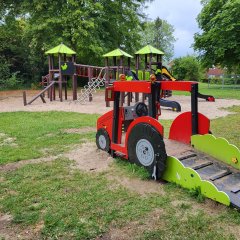 Play combination and a play tractor