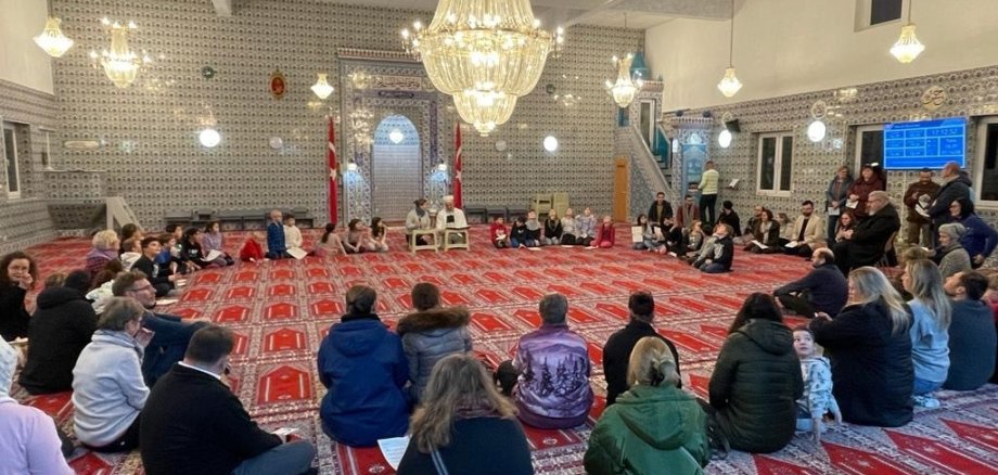 Sitting circle in the mosque