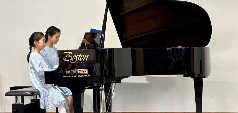 2 girls at the piano