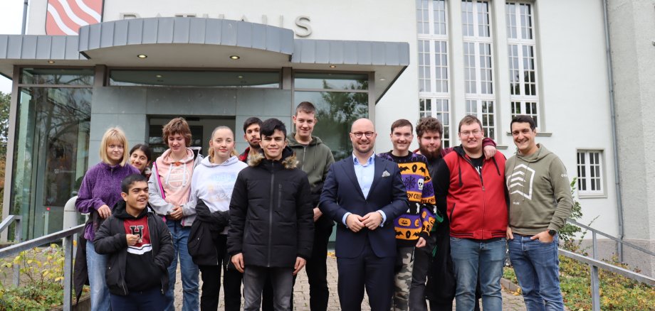 Class of the Vinzenz-von-Paul school with the mayor in front of Beckum town hall