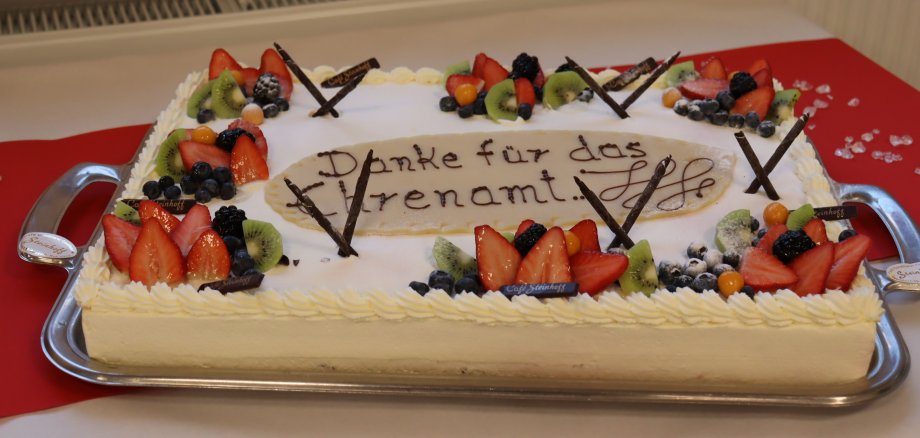 Torte mit Dank an die Fördervereine