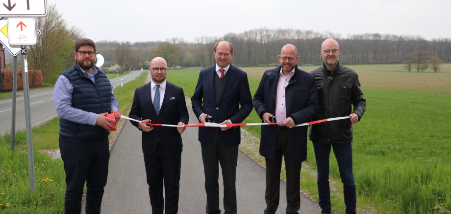 Machen den Weg frei für den neuen Radweg: v. l. André Hackelbusch, Bürgermeister Michael Gerdhenrich, Landrat Dr. Olaf Gericke, Planungsdezernent Dr. Herbert Bleicher und Martin Terwey.