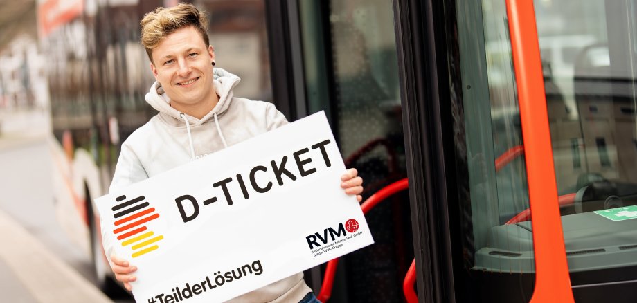 Mann an Bus mit Deutschlandticket