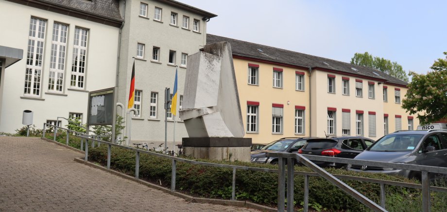 Skulptur vor dem Rathauseingang