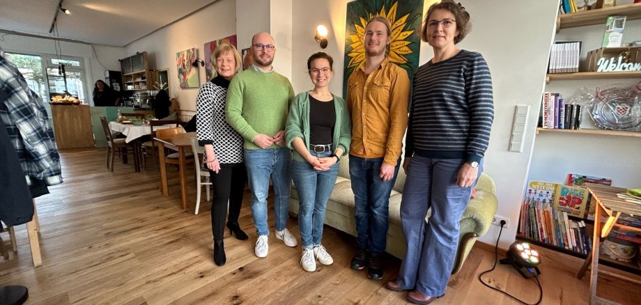 Cornelia Baumann (Fachbereichsleiterin Bildung, Kultur und Freizeit), Bürgermeister Michael Gerdhenrich, Amanda Bailey, David Hönig (beide Verve) und Dr. Ina Rateniek (Agentur startklar). im Stadtteilwohnzimmer.