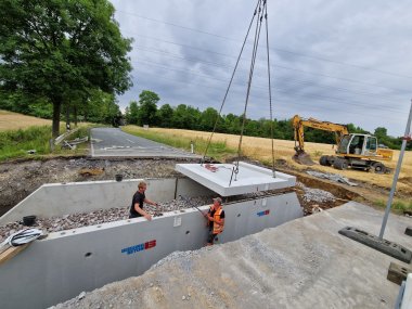 Beton-Durchlass wird eingelassen