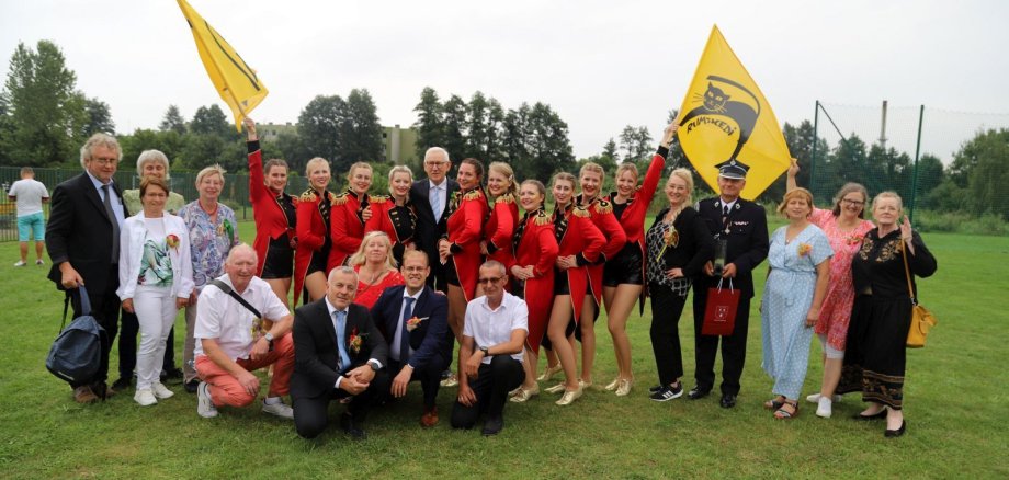 Ganze Gruppe mit polnischen Freundinnen und Freunden