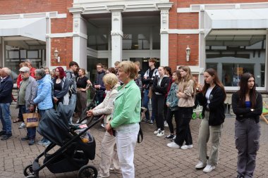 Personengruppe verfolgt die Verlegung eines Stolpersteins