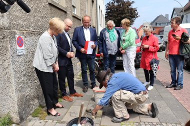 Verlegung von Stolpersteinen