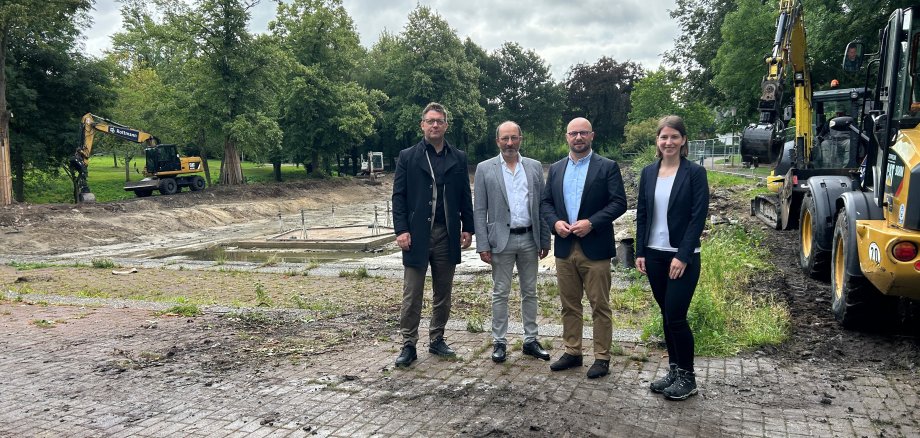 Sind zufrieden mit dem Baufortschritt (v. l.): Jörg Rottmann (Rottmann GmbH), Klaus Schulze (B.S.L. Landschaftsarchitekten), Bürgermeister Michael Gerdhenrich, Deborah Trela (Fachdienst Umwelt und Grün, Stadt Beckum).