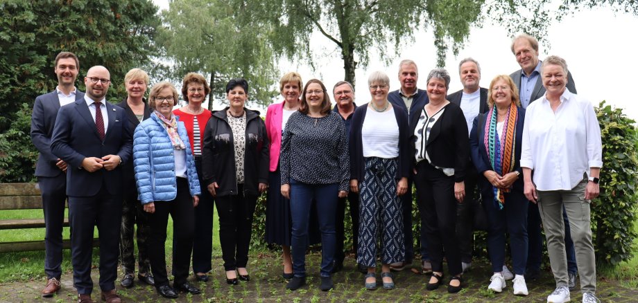 Für ihr langjähriges Engagement im Dienst der Stadt Beckum dankten Bürgermeister Michael Gerdhenrich (vorne links), der Fachbereichsleiter Innere Verwaltung Arnulf-Alexander Sonnenburg (hinten links) und der Personalratsvorsitzende Heiner Ahlmer (hinten rechts) den Ausgeschiedenen sowie den Dienstjubilarinnen und Dienstjubilaren (25 und 40 Jahre).