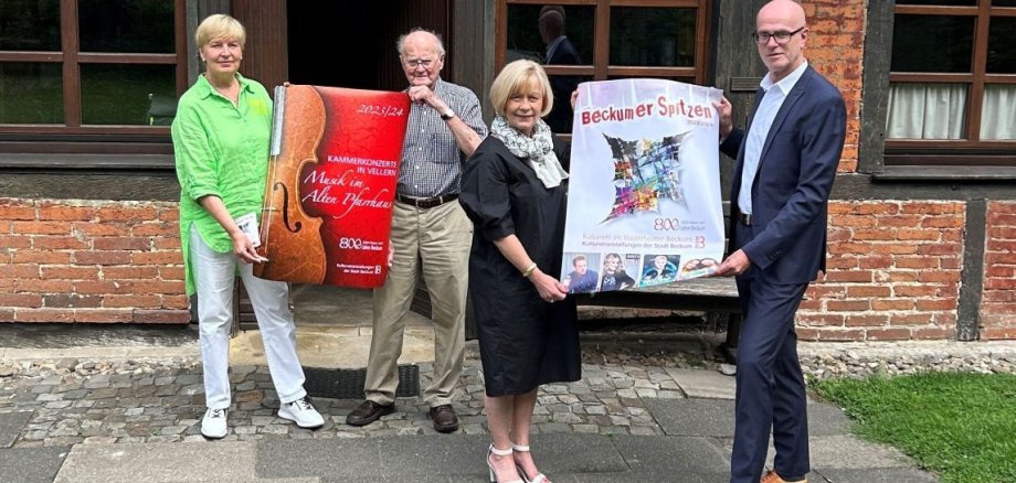 Freuen sich auf eine bunte Kultursaison (v. l.): Marion Matuszek (Kulturbüro Stadt Beckum), Herbert Pälmke (Künstlerische Leitung Musik im Alten Pfarrhaus), Cornelia Baumann (Fachbereichsleitung Bildung, Kultur und Freizeit der Stadt Beckum), Jürgen Schnittker (Sparkasse Beckum-Wadersloh).