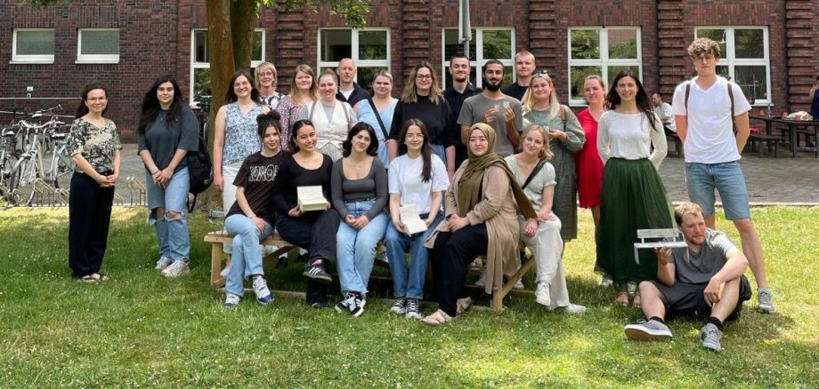 Amanda Bailey (Verve!), Helga Grothues (Stadtverwaltung Beckum), Sabine Will (Freizeithaus Neubeckum), Serena Große-Kreul gemeinsam mit Geert Schüttler (FH Dortmund) und den Studierenden, die beim Wettbewerb mitmachen.