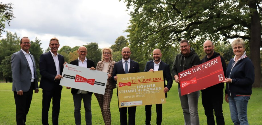 Orgateam und Sponsoren mit Plakaten auf der Festwiese