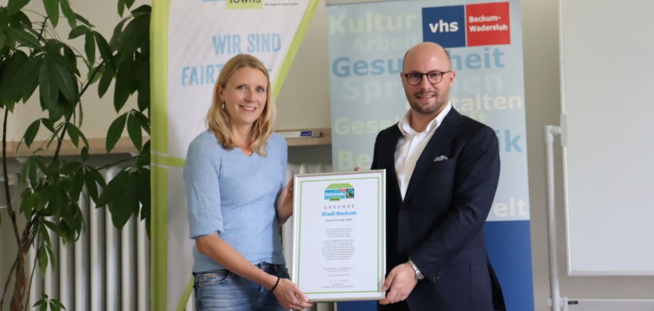 Antje Ruhmann und Bürgermeister Michael Gerdhenrich mit der Urkunde