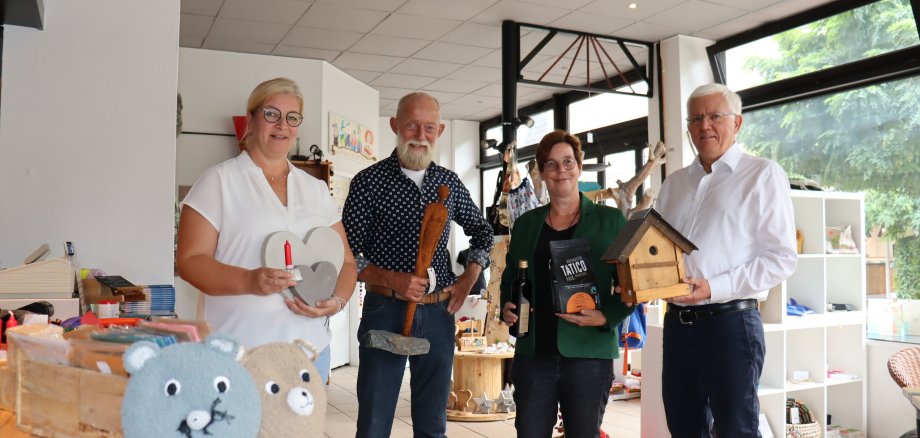 Gruppenbild im Laden von BE-lebt