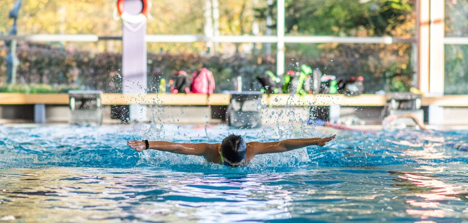 Schwimmer im Hallenbad