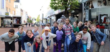 Gruppenbild in gebückter Haltung