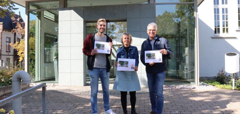 Stellen die übersetzte Broschüre vor: v. l. Max Ruhmann, Sandra Berges (beide Pressestelle der Stadt Beckum) und der Fachdienstleiter Soziale Dienste Martin May-Neitemann.