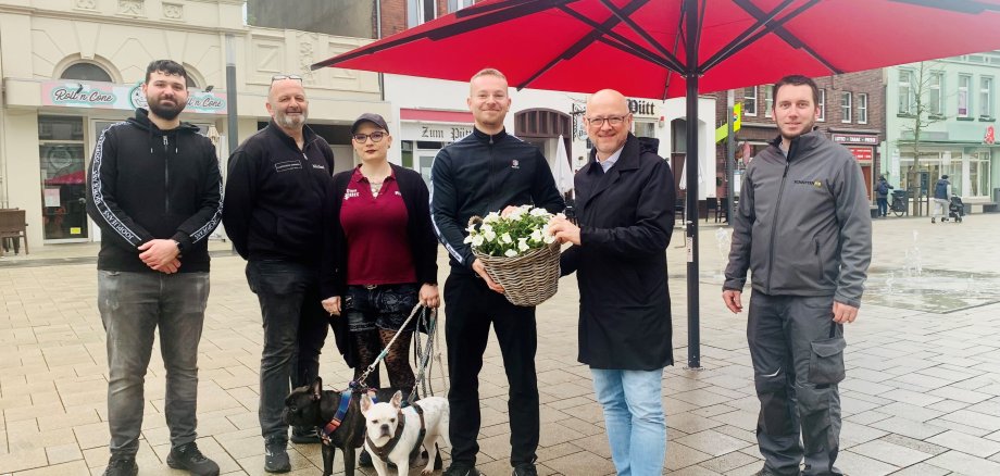 Maurice Asrawi, Michael Sieding, Viktoria Breitenstein mit den Vierbeinern Fleur und Kaspar, Till Cöster, Fachbereichsleiter Uwe Denkert und Björn Höttler (Firma Schattenfix) freuen sich über die Beschattung für kleine und große Gäste, die am Donnerstag dieser Woche aufgestellt wird.