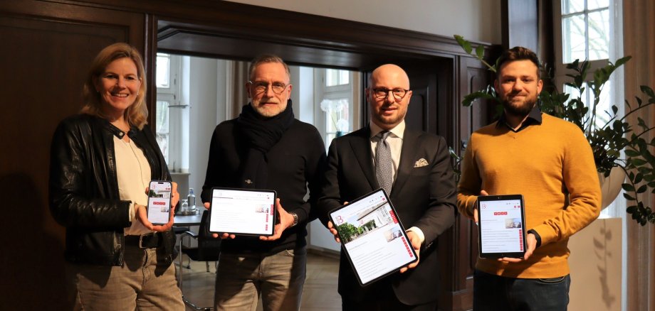 Bieten viele städtische Dienstleistungen auch online an: v. l. Silke Knipping (Fachdienstleiterin Bürgerbüro), Frank Degelmann (Fachdienstleiter Datenverarbeitung), Bürgermeister Michael Gerdhenrich und der Digitalisierungsbeauftragte Igor Suspicin.