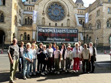 Gruppenfoto vor der Synagoge Köln