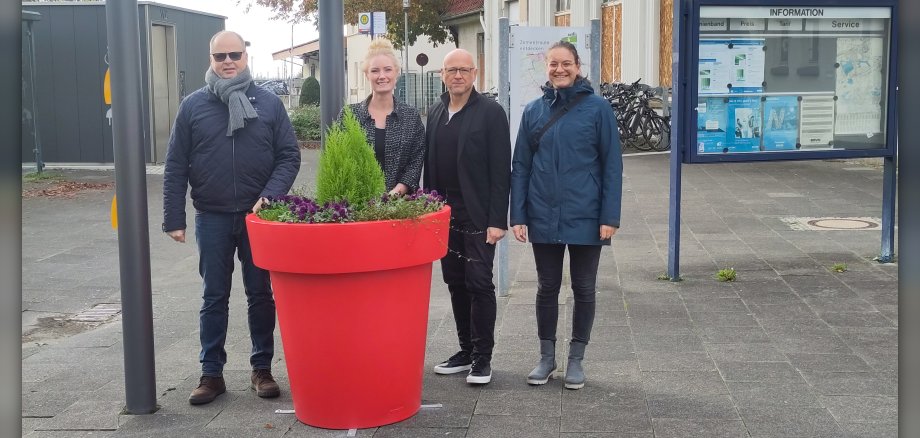 Pflanzkübel vor dem Bahnhof