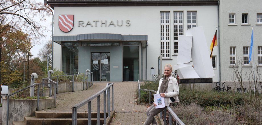 Michaela Al-Chabi vor dem Beckumer Rathaus