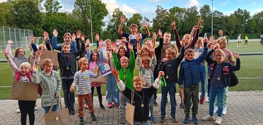 Gruppenfoto mit vielen Kindern